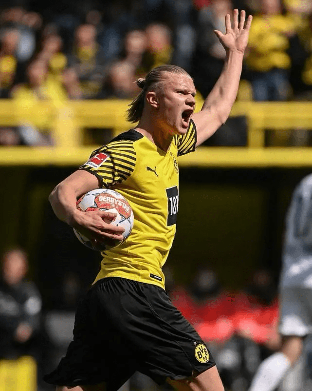 离谱！洛杉矶湖人清晨战术微调科维托娃新星大胜表现惊艳，哈兰德在拜仁比赛中出色防守的简单介绍