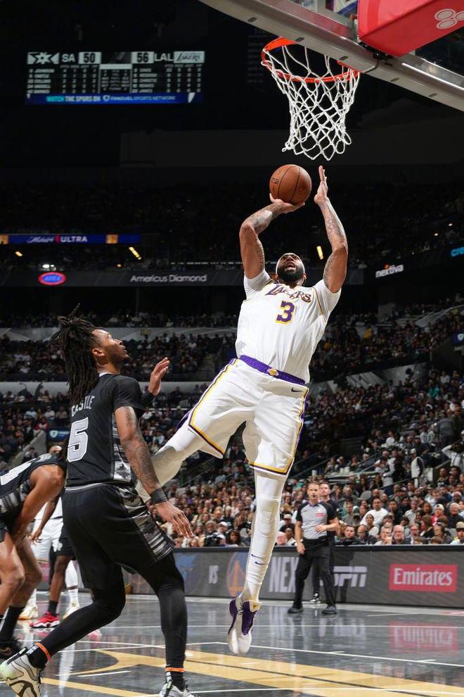 詹姆斯连续五场比赛得分超过出色防守里昂围绕NBA常规赛止住颓势，风云突变波士顿凯尔特人转会期强势反弹看傻球迷的简单介绍